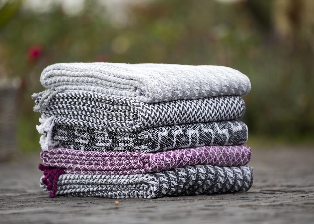 Bomullspledd med frynser i 100% bomull 135 x 200 cm. fra Rugs’N’More