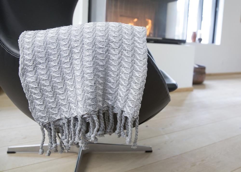 Bomullspledd med frynser i 100% bomull 135 x 200 cm. fra Rugs’N’More