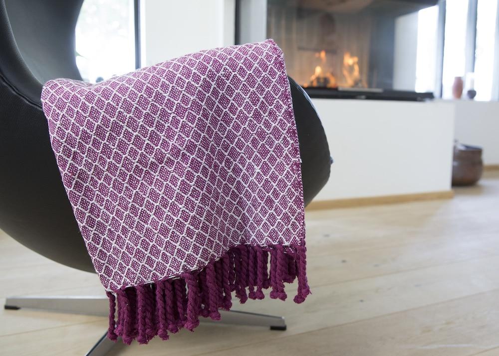 Bomullspledd med frynser i 100% bomull 135 x 200 cm. fra Rugs’N’More
