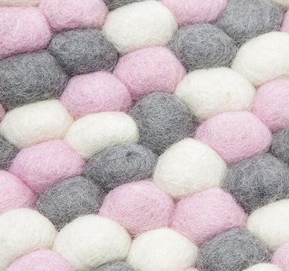 Håndlaget kuleteppe i 100 % ren ull – rosa, grå og hvit